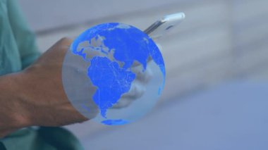 Akıllı telefon kullanarak kırmızı noktaların ve melez ırkın üzerindeki dünyanın animasyonu. küresel iletişim, veri paylaşımı ve dijital arayüz kavramı, dijital olarak oluşturulmuş video.