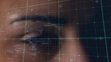 Karışık ırktan kadınların gözünde veri işleme animasyonu. küresel veri işleme, hesaplama ve dijital arayüz kavramı dijital olarak oluşturulmuş video.