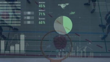 Çeşitli erkek basketbol oyuncuları üzerinde finansal veri işleme animasyonu. global spor, iş, veri işleme ve dijital arayüz konsepti dijital olarak oluşturulmuş video.
