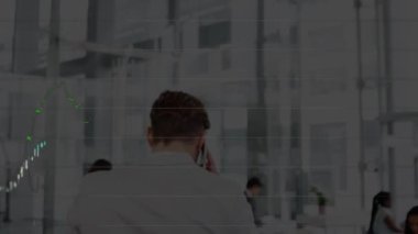 İş adamları üzerinde finansal veri işleme animasyonu. küresel iş, finans, veri işleme ve dijital arayüz kavramı dijital olarak oluşturulmuş video.