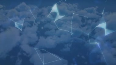 Arka plandaki bulutlar üzerinde dünya ile bağlantı ağının animasyonu. küresel bağlantılar, veri işleme ve dijital arayüz konsepti dijital olarak oluşturulmuş video.