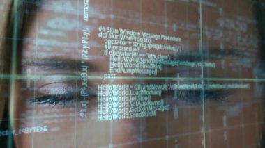 Beyaz kadın üzerinde veri işleme animasyonu. küresel veri işleme, hesaplama ve dijital arayüz kavramı dijital olarak oluşturulmuş video.