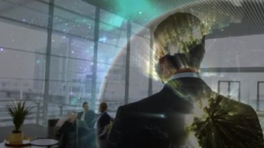 Ofisteki karışık ırk işadamlarının dünya ve ağ bağlantılarının animasyonu. küresel iş, veri işleme ve dijital arayüz kavramı dijital olarak oluşturulmuş video.