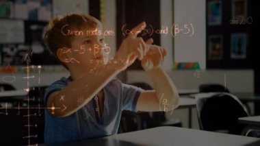 Matematiksel denklemlerin sınıftaki çocuk üzerinde canlandırılması. eğitim ve öğrenim konsepti dijital olarak oluşturulmuş video.