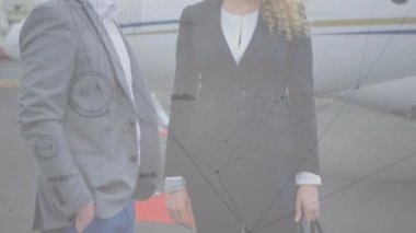 Havaalanında konuşan çeşitli iş adamları üzerinden bağlantı ağlarının animasyonu. küresel bağlantılar, veri işleme ve dijital arayüz konsepti dijital olarak oluşturulmuş video.