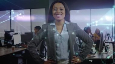 Karışık ırk iş kadınlarıyla bağlantılı ağların animasyonu. küresel iş, veri işleme ve dijital arayüz kavramı dijital olarak oluşturulmuş video.