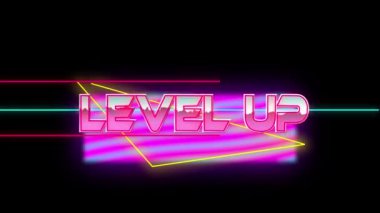 Siyah arkaplanda renkli geometrik şekiller üzerine seviye yükseltilmiş metin animasyonu. Video oyunu, eğlence ve dijital arayüz kavramı dijital olarak oluşturuldu.
