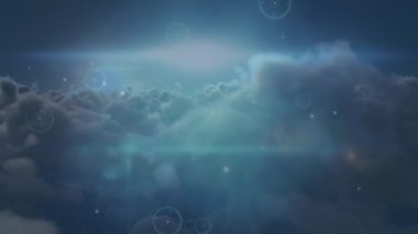 Arka plandaki bulutların üzerindeki bağlantı ağının animasyonu. küresel bağlantılar, veri işleme ve dijital arayüz konsepti dijital olarak oluşturulmuş video.