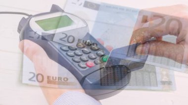 Avro banknotlarının animasyonu, elinde ödeme terminali bulunan beyaz adamın eline düşüyor. finans, para, nakit ödeme yok güvenlik dijital video oluşturuldu.