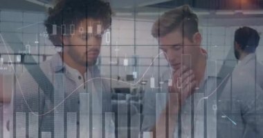 Modern ofiste düşünen çeşitli iş adamları üzerinde finansal veri işleme animasyonu. küresel iş, finans, bağlantılar ve dijital arayüz konsepti dijital olarak oluşturulmuş video.