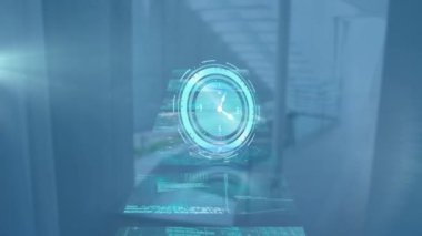 Arka plandaki ekranların üzerinde hareket eden saatin ve çeşitli veri işlemesinin animasyonu. zaman, iş, dijital arayüz ve teknoloji konsepti dijital olarak oluşturulmuş video.