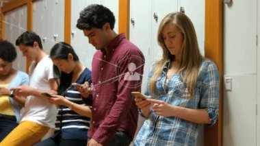 Akıllı telefonları kullanan bir grup öğrenci üzerinden bağlantı ağının animasyonu. okul, eğitim ve öğrenim konsepti dijital olarak oluşturulmuş video.