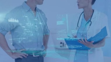 Kafkas kadın doktorların hastalarla konuştuğu veri işleme animasyonu. Tıbbi ve sağlık hizmetleri, bağlantılar ve dijital arayüz konsepti dijital olarak oluşturulmuş video.