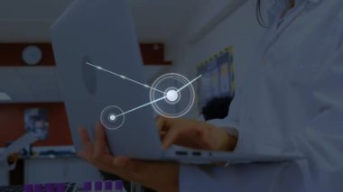 Laboratuvarda dizüstü bilgisayar kullanan kadın sağlık çalışanlarına karşı kurulan bir ağ. Tıp bilimi ve araştırma teknolojisi kavramı