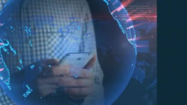 Akıllı telefon kullanarak melez ırk üzerinden veri işleme ve küre animasyonu. küresel iletişim, veri paylaşımı ve dijital arayüz kavramı, dijital olarak oluşturulmuş video.