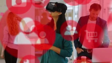 Farklı meslekdaşlar ve VR kulaklık takan melez kadınların sosyal medya simgelerinin canlandırılması. küresel dijital arayüz, teknoloji ve sosyal medya konsepti dijital olarak oluşturulmuş video.