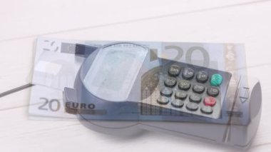 Avro banknotlarının ödeme terminalinin üzerine düşmesi. finans, para, nakit ödeme yok güvenlik dijital video oluşturuldu.