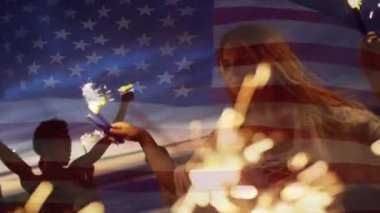 Sahilde eğlenen bir arkadaş grubunun üzerine ABD bayrağını sallamanın animasyonu. seyahat, tatiller, vatanseverlik ve dijital olarak üretilen video konsepti.