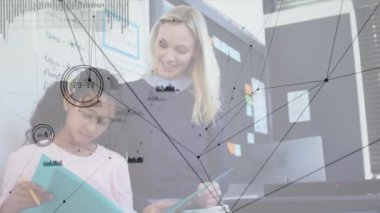 Çeşitli öğretmenler ve liseli kızlar arasında bağ kurmanın animasyonu. küresel eğitim, bağlantılar, veri işleme ve teknoloji konsepti dijital olarak oluşturulmuş video.