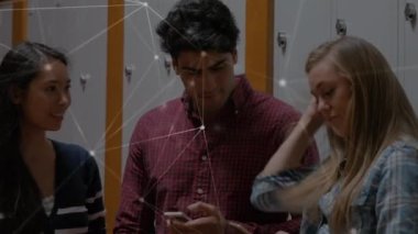 Akıllı telefonları kullanan bir grup öğrenci üzerinden bağlantı ağının animasyonu. okul, eğitim ve öğrenim konsepti dijital olarak oluşturulmuş video.