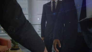 Muhtelif iş adamlarının ofislerinde el sıkışarak iletişim ağlarının animasyonu. küresel iş, veri işleme ve dijital arayüz kavramı dijital olarak oluşturulmuş video.