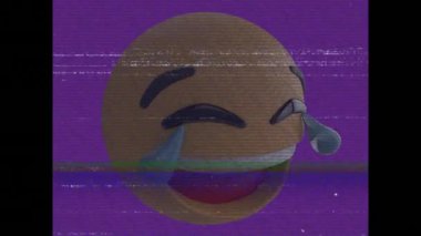 Mor ve beyaz arkaplandaki gürültüde ağlama emojisinin animasyonu. Sosyal medya ve iletişim konsepti dijital olarak oluşturulmuş video.