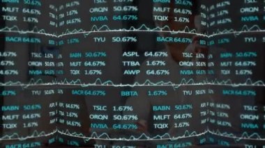 İş adamı üzerinden finansal veri işleme animasyonu. küresel iş, finans, veri işleme ve dijital arayüz kavramı dijital olarak oluşturulmuş video.