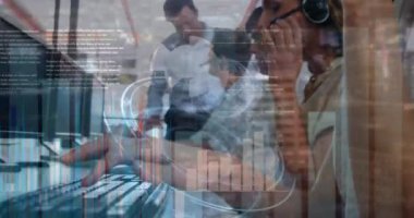 Telefon kulaklığı kullanan iş adamlarının istatistik ve veri işleme animasyonları. küresel iş, finans, veri işleme ve dijital arayüz kavramı dijital olarak oluşturulmuş video.