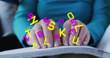 Beyaz kadın Braille okurken harflerin ve sayıların animasyonu. küresel covid 19 salgın konsepti dijital olarak oluşturulmuş video.