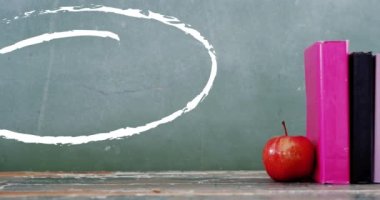 Kitap ve elma yerine mutlu öğretmenler günü metni. okul, eğitim ve öğrenim konsepti dijital olarak oluşturulmuş video.