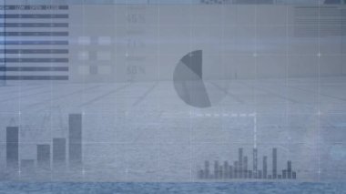 Sokaklarda yürüyen farklı insanlar üzerinde finansal veri işleme animasyonu. küresel iş, veri işleme ve dijital arayüz konsepti dijital olarak oluşturulmuş video.