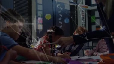 Çeşitli öğretmenler ve okul çocukları üzerindeki bağlantı ağının animasyonu. küresel eğitim, bağlantılar, veri işleme ve teknoloji konsepti dijital olarak oluşturulmuş video.