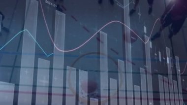 Çeşitli erkek basketbol oyuncuları üzerinde finansal veri işleme animasyonu. spor, bağlantılar ve dijital arayüz konsepti dijital olarak oluşturulmuş video.