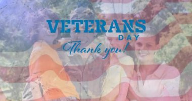 Gaziler Günü animasyonları. Beyaz, ailesi ve Amerikan bayrağı olan bir erkek askere mesaj atın. Vatanseverlik ve kutlama konsepti dijital olarak oluşturulmuş imaj.