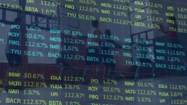 Çeşitli erkek basketbol oyuncuları üzerinde finansal veri işleme animasyonu. spor, bağlantılar ve dijital arayüz konsepti dijital olarak oluşturulmuş video.