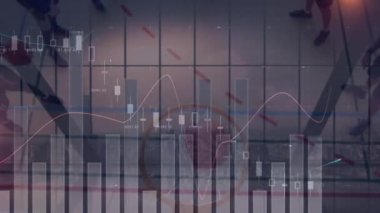 Spor salonundaki çeşitli erkek basketbol oyuncuları üzerinde finansal veri işleme animasyonu. spor, bağlantılar ve dijital arayüz konsepti dijital olarak oluşturulmuş video.