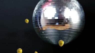 Dönen ayna topunun üzerinde yüzen balonların animasyonu. Yeni yıl partisi ve dijital olarak üretilen video konsepti.