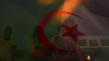 Sahilde eğlenen bir grup arkadaşın üzerinde Cezayir bayrağı sallamanın animasyonu. seyahat, tatiller, vatanseverlik ve dijital olarak üretilen video konsepti.