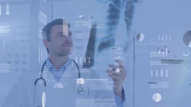Röntgen tutan beyaz erkek doktorun veri işleme animasyonu. Tıbbi ve sağlık hizmetleri, bağlantılar ve dijital arayüz konsepti dijital olarak oluşturulmuş video.