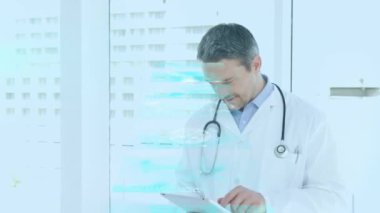Tablet kullanan erkek doktorla ilgili verileri içeren ekranların animasyonu. küresel tıp, teknoloji, veri işleme ve dijital arayüz kavramı dijital olarak oluşturulmuş video.