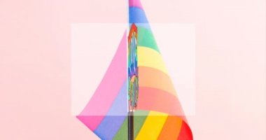 Lezbiyen çiftin göbeğinde kahve içen gökkuşağı bayraklarının canlandırılması. lgbt hakları ve eşitlik kavramı dijital olarak oluşturulmuş video.