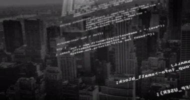 Şehir manzarası üzerinde veri işleme animasyonu. küresel iş, finans, dijital arayüz ve bağlantılar konsepti dijital olarak oluşturulmuş video.