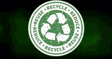 Geri dönüşüm sembolü ve koyu yeşil arka planda yüzen şişelerin animasyonu. çevre, sürdürülebilirlik, ekoloji, yenilenebilir enerji, küresel ısınma ve iklim değişikliği farkındalığı.