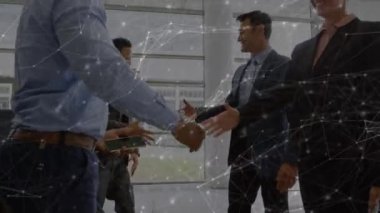 Muhtelif iş adamlarının ofislerinde el sıkışarak iletişim ağlarının animasyonu. küresel iş, veri işleme ve dijital arayüz kavramı dijital olarak oluşturulmuş video.