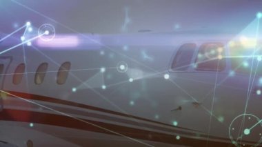 Havaalanındaki uçak üzerinden bağlantı ağlarının animasyonu. küresel bağlantılar, veri işleme ve dijital arayüz konsepti dijital olarak oluşturulmuş video.
