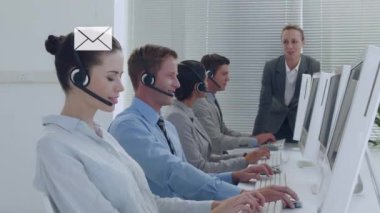 Telefon kulaklığı takan iş adamlarının simgelerinin canlandırılması. ticari, ağ, bağlantılar, teknoloji ve dijital arayüz kavramı dijital olarak oluşturulmuş video.