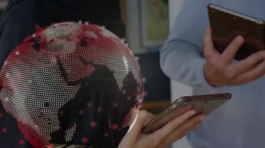 Ofisteki tabletleri kullanan çeşitli iş adamları üzerinde dünya ve bağlantı ağlarının animasyonu. küresel iş, veri işleme ve dijital arayüz kavramı dijital olarak oluşturulmuş video.