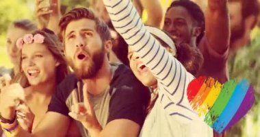 Çeşitli protestocular üzerinde gökkuşağı kalbinin animasyonu. lgbt hakları ve eşitlik kavramı dijital olarak oluşturulmuş video.