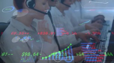 Telefon kulaklığı kullanan iş adamlarının finansal veri işleme animasyonları. küresel iş, finans, veri işleme ve dijital arayüz kavramı dijital olarak oluşturulmuş video.