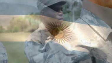 Çeşitli erkek askerler üzerinde Arjantin bayrağının canlandırılması. Ordu, sivil savunma, vatanseverlik konsepti dijital olarak oluşturulmuş video.